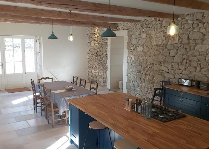 Beautiful With Large Swimming Pool Within Walking Distance Of A Charming, Lively Village Dom wakacyjny Goudargues